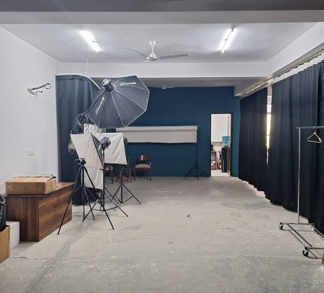 Black Dot Photo Bay